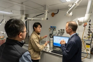 Prof. Bradley Ladewig visiting the lab of Prof. Jin Shang.