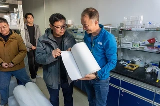 Prof. Bradley Ladewig visiting the lab of Professor Kaisong Zhang at Ocean University of China in Qingdao.